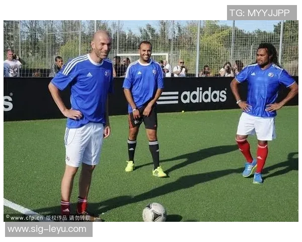 足球球裤激凸现象引发热议引导运动时尚新潮流的思考与探讨